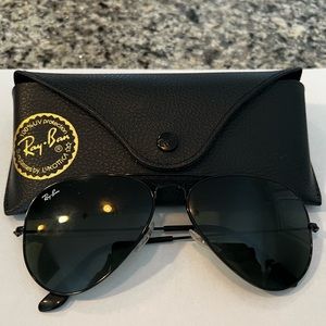 Like New Black Ray Ban Aviator Classic in Black